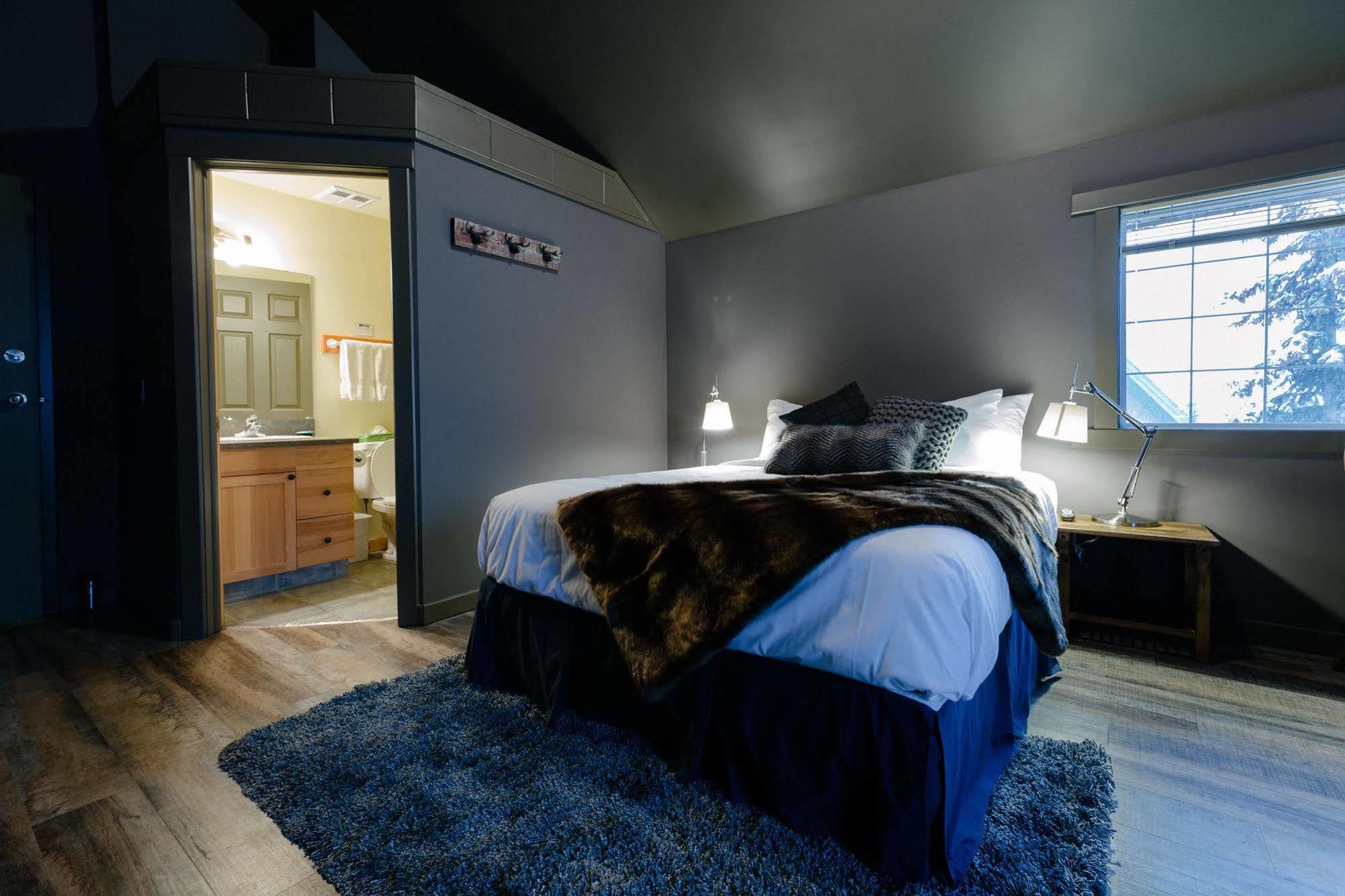 Creekside Villa 4*